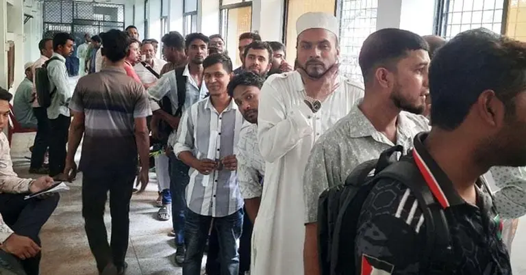 ফুয়েল কার্ড নিতে গ্রাহকদের লাইন